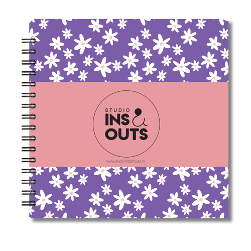 Plakboek Op Maat | Fotoboek Eigen Tekst | Gepersonaliseerd Scrapbook | Vierkant 21x21cm | Paars Met Witte Bloemetjes